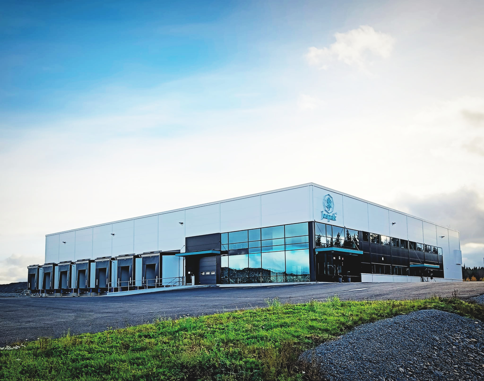 New sustainable production siteAs in our trays, ecological aspects are important also when considering our new premises. Our new factory is not only optimized for our tray production – improving our production’s efficiency and sustainability – but also ecological forms of heating and energy are taken into close consideration.
